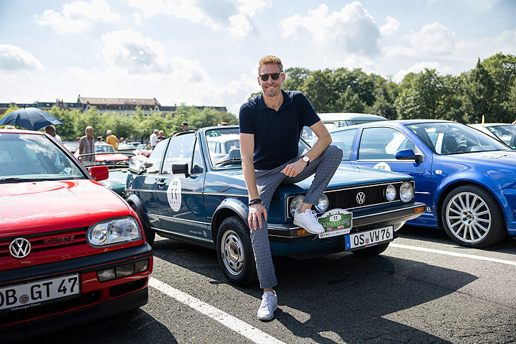Moderator und Sänger Maximilian Arland war unterwegs im Golf I Cabriolet (©Fotos: Hendryk Meyer für VW)